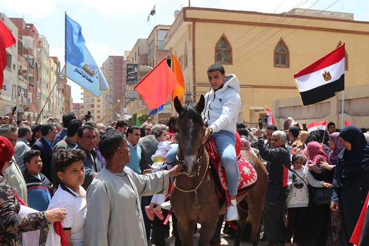 بالصور.. طوابير كفر الشيخ تحت ظل "العلم" وتصويت علي هتافات "تحيا مصر"