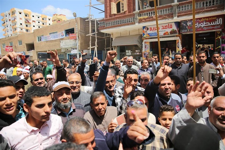 بالصور.. طوابير كفر الشيخ تحت ظل "العلم" وتصويت علي هتافات "تحيا مصر"