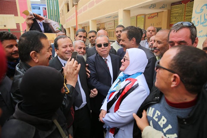 بالصور..محافظ كفر الشيخ: هتافات "تحيا مصر" تشعل حماس المشاركين وأسر الشهداء يتقدمون الصفوف بسيدي سالم