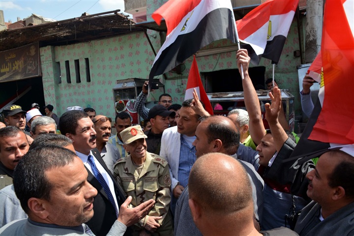الزغاريد والأغاني الوطنية والأعلام أمام لجان الإستفتاء على الدستور بكفر شكر 