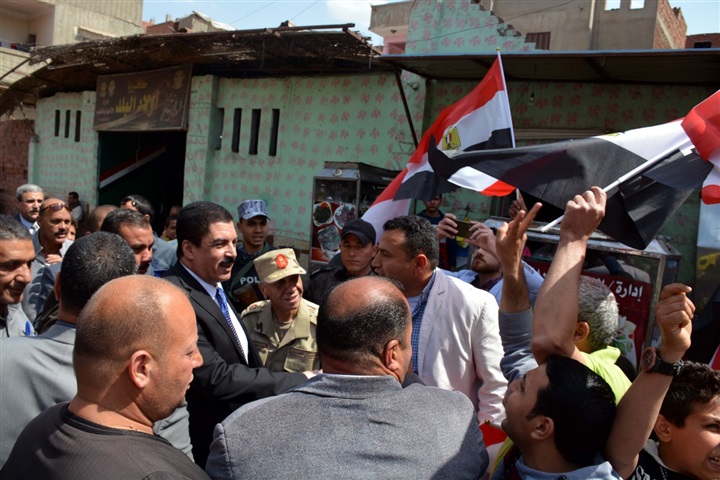 الزغاريد والأغاني الوطنية والأعلام أمام لجان الإستفتاء على الدستور بكفر شكر 