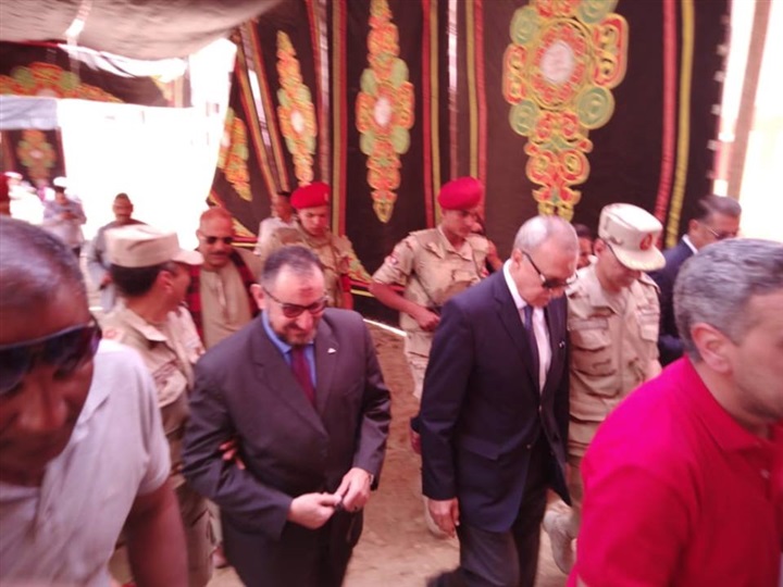 "الغـول" يُدلي بصوته في ثالث أيام الاستفتاء ويستقبل المحافظ بنجع حمادي 