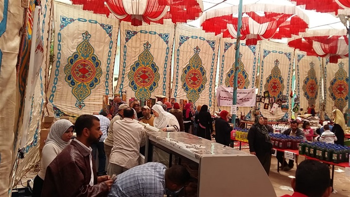 معرض منتجات جامعة بنها يواصل فعالياته لليوم الثانى