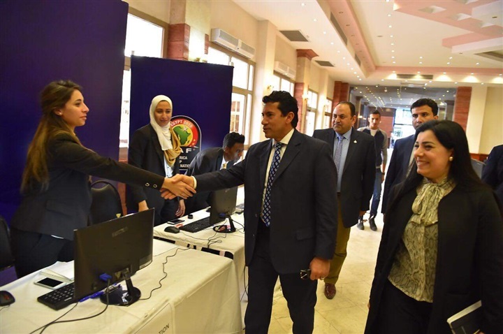 رئيس لجنة المتطوعين تستقبل وزير الرياضة في أولى أيام المقابلات الشخصية للشباب المتطوعين لكأس الامم الافريقية