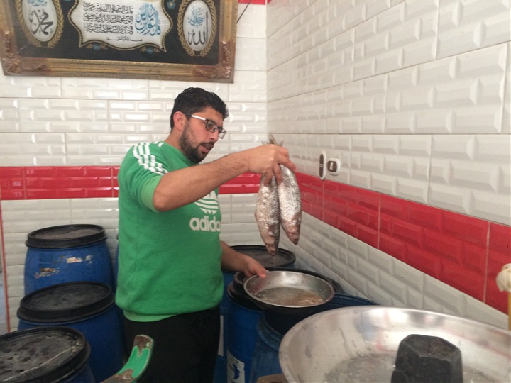 "صدي العرب" داخل محلات الفسيخ بكفر الشيخ قبل "شم النسيم".. والأسعار من 70 إلي 130 جنيه