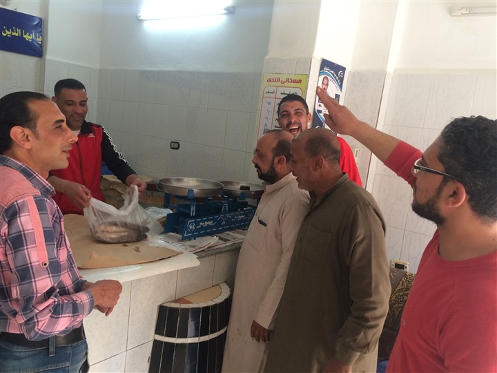 "صدي العرب" داخل محلات الفسيخ بكفر الشيخ قبل "شم النسيم".. والأسعار من 70 إلي 130 جنيه