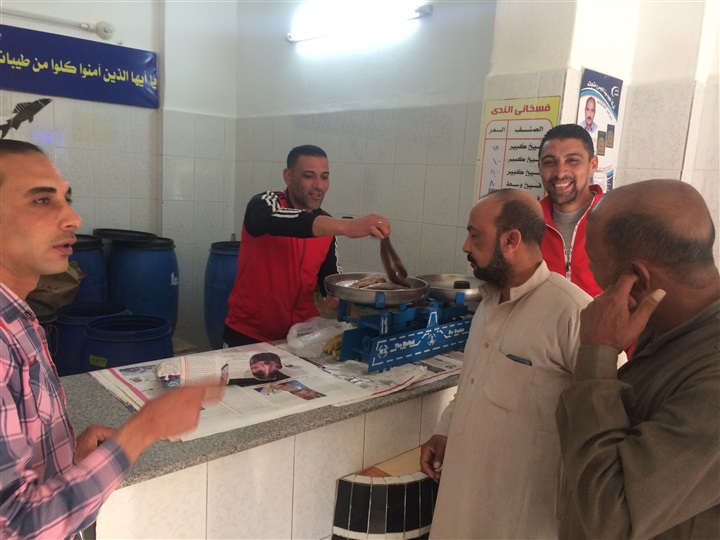 "صدي العرب" داخل محلات الفسيخ بكفر الشيخ قبل "شم النسيم".. والأسعار من 70 إلي 130 جنيه