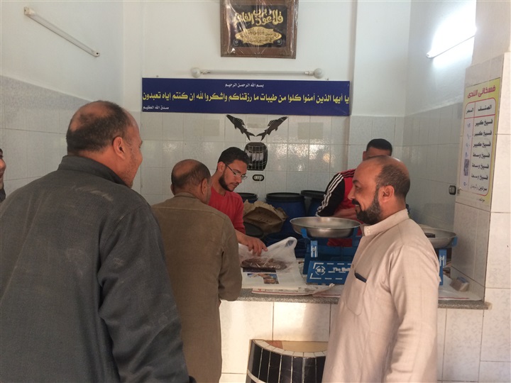 "صدي العرب" داخل محلات الفسيخ بكفر الشيخ قبل "شم النسيم".. والأسعار من 70 إلي 130 جنيه