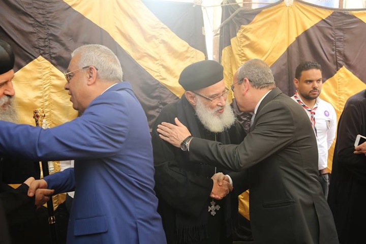 بالصور.. محافظ كفر الشيخ يزور كنيسة القديسة دميانة للتهنئة بعيد القيامة