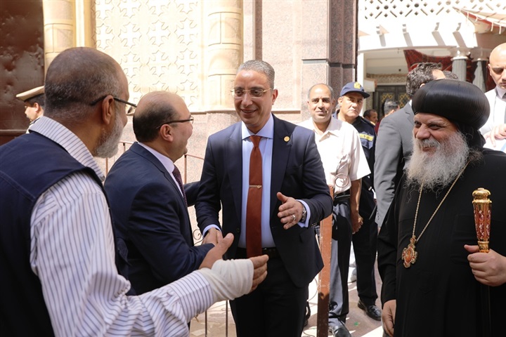 محافظ سوهاج ومدير الأمن يقدمان التهنئة بعيد القيامة للأخوة الأقباط 