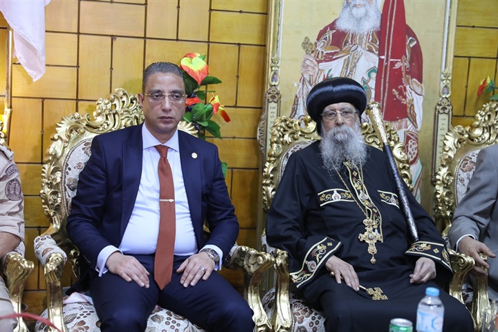محافظ سوهاج ومدير الأمن يقدمان التهنئة بعيد القيامة للأخوة الأقباط 