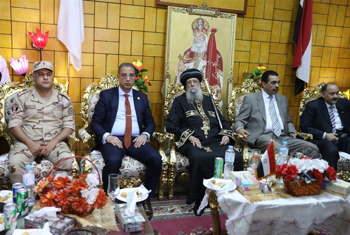 محافظ سوهاج ومدير الأمن يقدمان التهنئة بعيد القيامة للأخوة الأقباط 