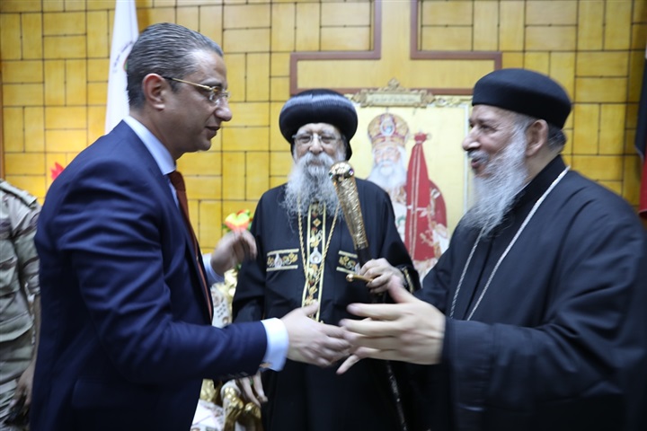 محافظ سوهاج ومدير الأمن يقدمان التهنئة بعيد القيامة للأخوة الأقباط 