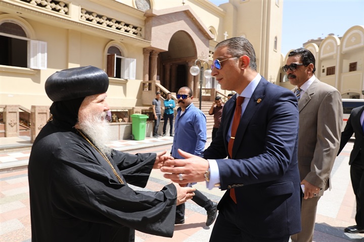 محافظ سوهاج يشارك أطفال جمعية بيت الرحمة فرحتهم بعيد القيامة المجيد