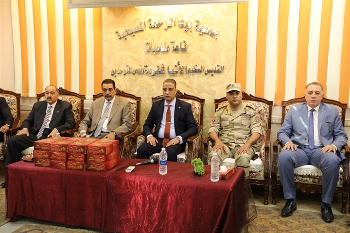 محافظ سوهاج يشارك أطفال جمعية بيت الرحمة فرحتهم بعيد القيامة المجيد