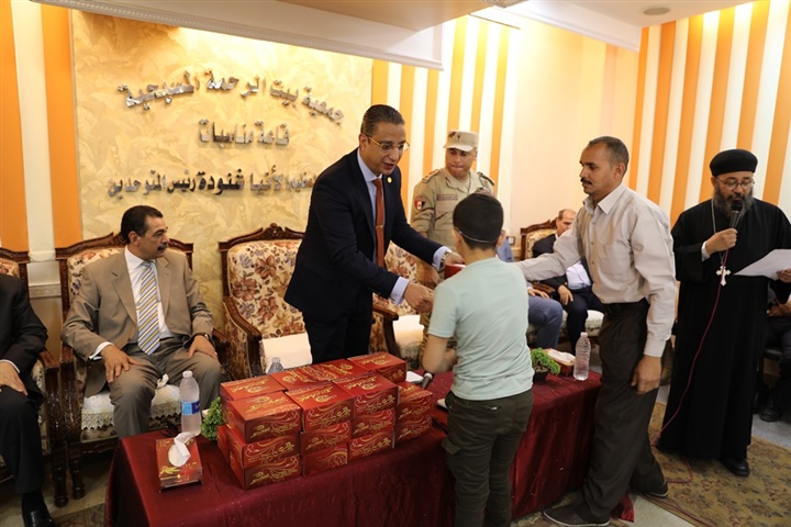 محافظ سوهاج يشارك أطفال جمعية بيت الرحمة فرحتهم بعيد القيامة المجيد