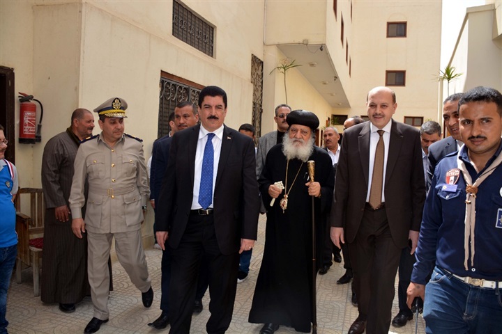محافظ القليوبية يهني الأخوة الأقباط بعيد القيامة المجيد 