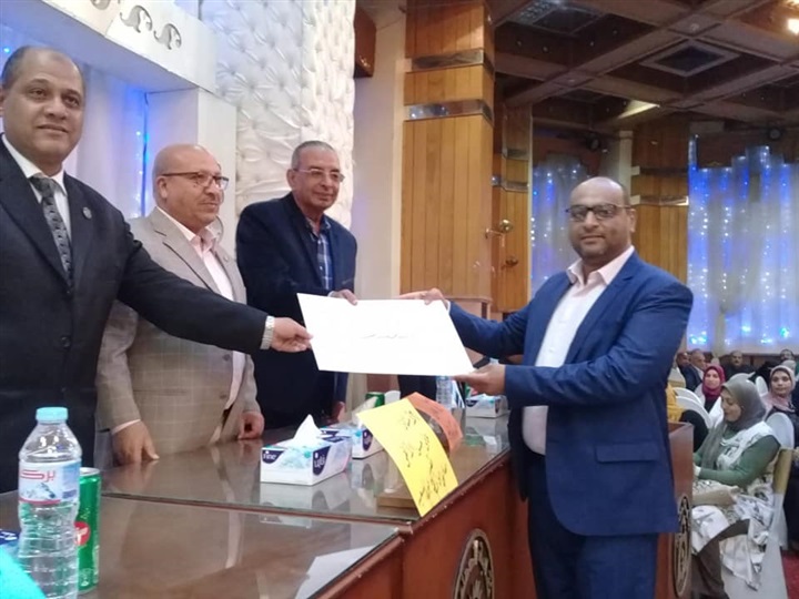 نقيب المعلمين التونسي يكرم معلمي بورسعيد ويقوم بعمل جولة حرة بالمحافظة