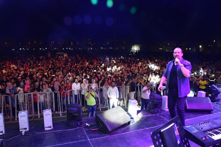 بالصور.. هشام عباس يشعل حفل شم النسيم بنادي مدينتي بحضور جماهيري كبير بالصور.. هشام عباس يشعل حفل شم النسيم بنادي مدينتي بحضور جماهيري كبير
