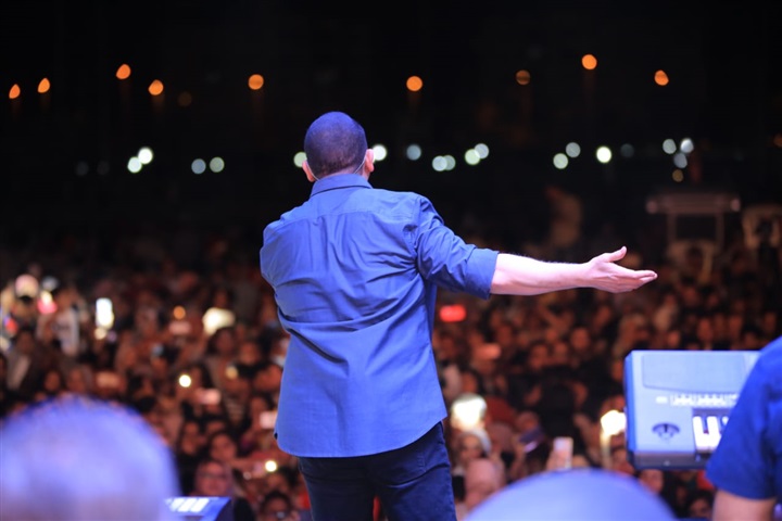 بالصور.. هشام عباس يشعل حفل شم النسيم بنادي مدينتي بحضور جماهيري كبير بالصور.. هشام عباس يشعل حفل شم النسيم بنادي مدينتي بحضور جماهيري كبير
