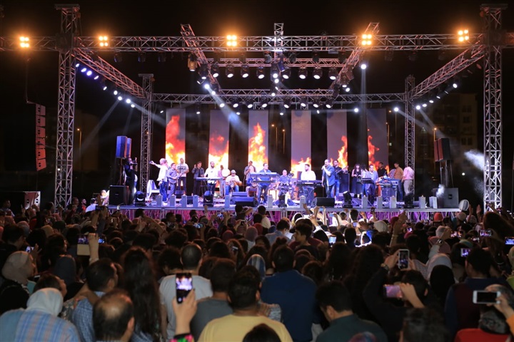 بالصور.. هشام عباس يشعل حفل شم النسيم بنادي مدينتي بحضور جماهيري كبير بالصور.. هشام عباس يشعل حفل شم النسيم بنادي مدينتي بحضور جماهيري كبير