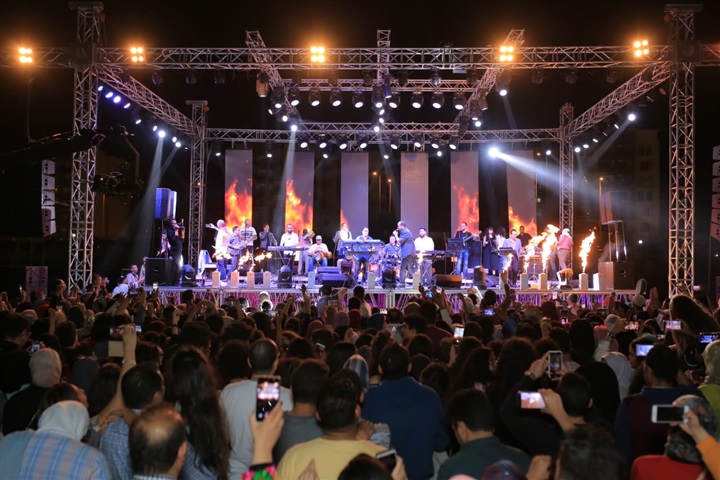 بالصور.. هشام عباس يشعل حفل شم النسيم بنادي مدينتي بحضور جماهيري كبير بالصور.. هشام عباس يشعل حفل شم النسيم بنادي مدينتي بحضور جماهيري كبير
