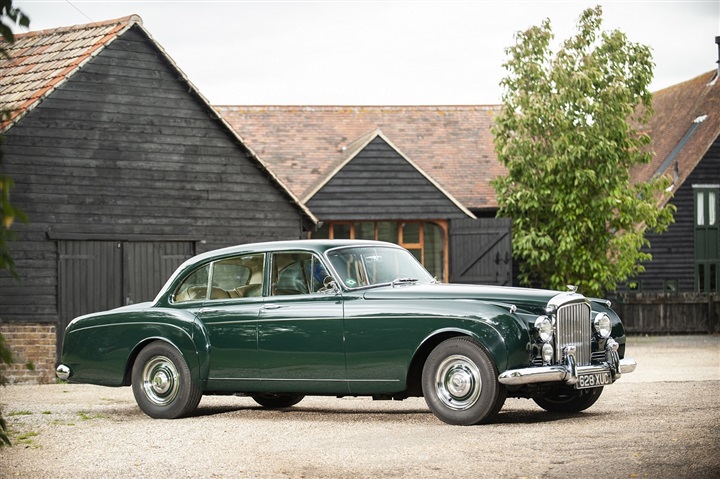 قرنٌ من الابتكارات المتميّزة.. BENTLEY S2 CONTINENTAL FLYING SPUR قرنٌ من الابتكارات المتميّزة.. BENTLEY S2 CONTINENTAL FLYING SPUR