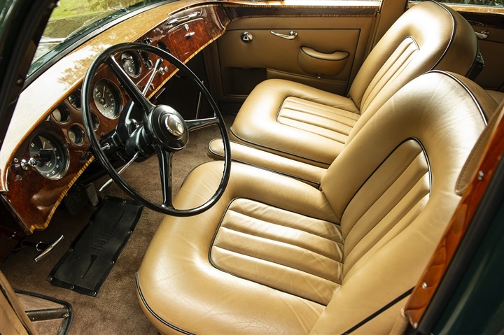 قرنٌ من الابتكارات المتميّزة.. BENTLEY S2 CONTINENTAL FLYING SPUR قرنٌ من الابتكارات المتميّزة.. BENTLEY S2 CONTINENTAL FLYING SPUR