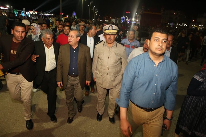 شاهد.. محافظ كفر الشيخ يستقل الطفطف لمصافحة المصطافين بمصيف بلطيم