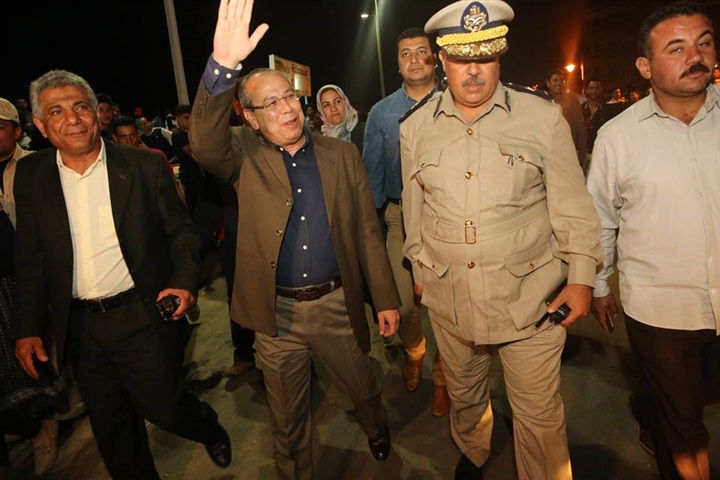 شاهد.. محافظ كفر الشيخ يستقل الطفطف لمصافحة المصطافين بمصيف بلطيم