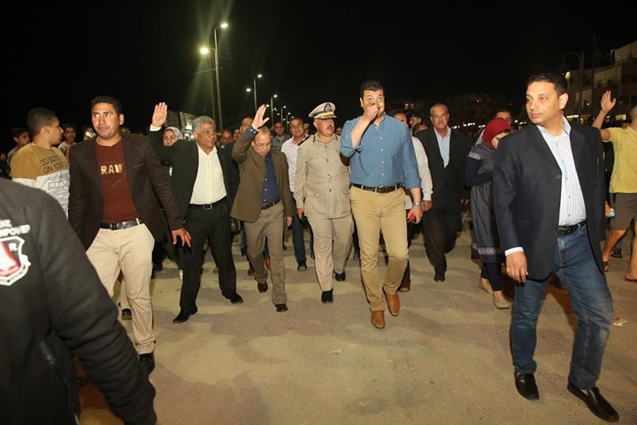 شاهد.. محافظ كفر الشيخ يستقل الطفطف لمصافحة المصطافين بمصيف بلطيم