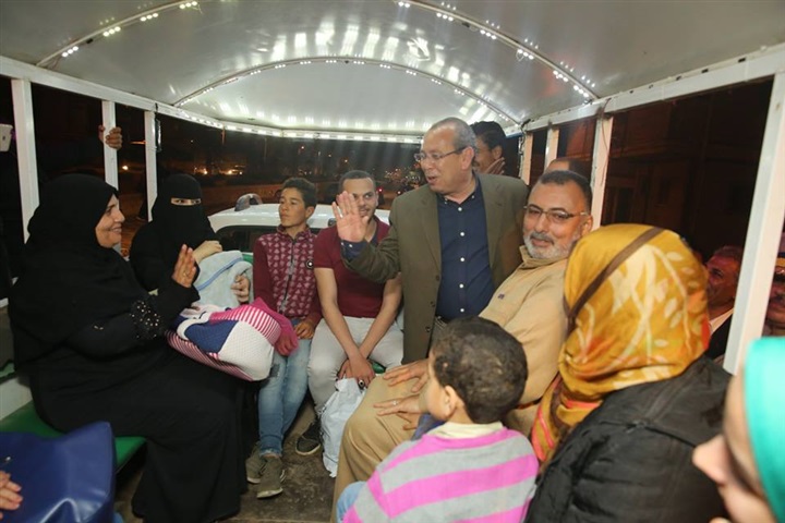 شاهد.. محافظ كفر الشيخ يستقل الطفطف لمصافحة المصطافين بمصيف بلطيم