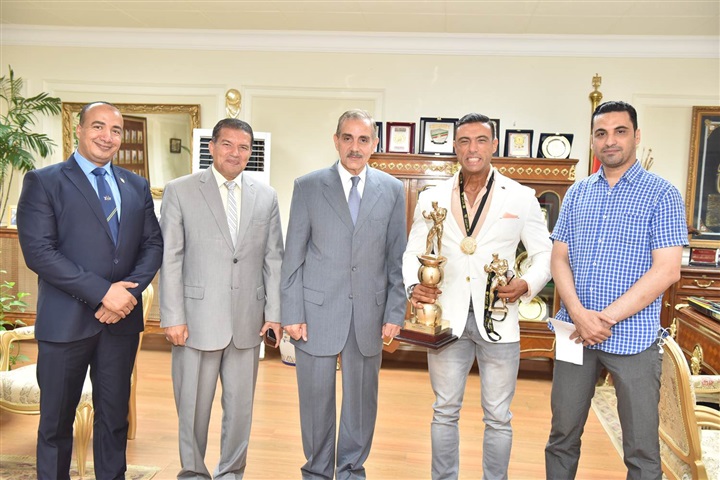 محافظ أسيوط يكرم "أحمد سامي" لفوزه بالمركز الأول والميدالية الذهبية في البطولة العربية لكمال الأجسام