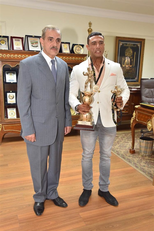 محافظ أسيوط يكرم "أحمد سامي" لفوزه بالمركز الأول والميدالية الذهبية في البطولة العربية لكمال الأجسام