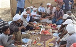 رئيس جامعة سوهاج يشارك عمال المزرعة غدائهم بعد 