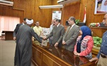 محافظ أسيوط يسلم 500 سلة غذائية على العمالة الموسمية والمؤقتة
