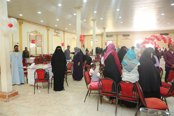 بالصور.. محافظ كفر الشيخ يكرم حفظة القرآن الكريم ويوزع أجهزة كهربائية علي 85 عروسة