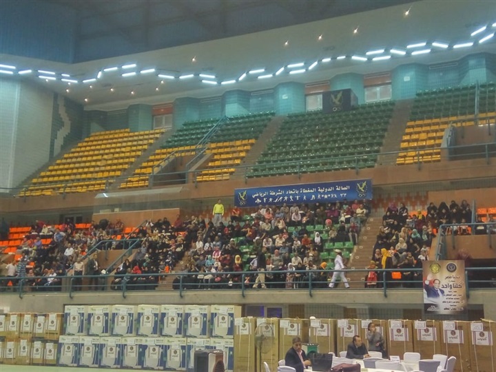 "الداخلية" تقدم مساعدات مالية وعينة لأسر السجناء والمفرج عنهم