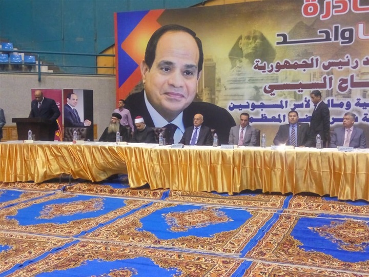 "الداخلية" تقدم مساعدات مالية وعينة لأسر السجناء والمفرج عنهم