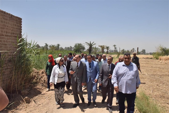 محافظ أسيوط ورئيس الجامعة في جولة ميدانية لتطوير أكثر من 650 فدان بمزارع الغريب
