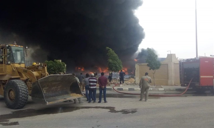 حريق هائل بمصنع بلاستيك في مدينة بدر والدفع بـ30سيارة إطفاء لمحاولة السيطرة عليه
