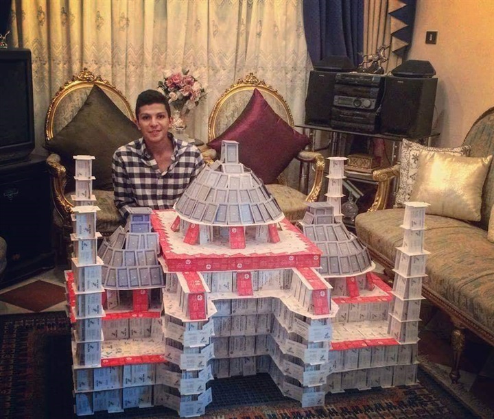 بالصور.. طالب بجامعة كفر الشيخ يصمم "الإستاد الأكبر" بأوراق "الكوتشينة"