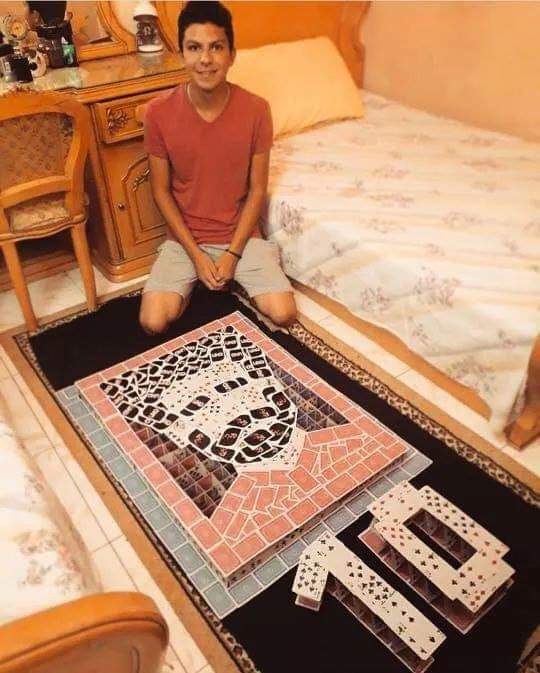 بالصور.. طالب بجامعة كفر الشيخ يصمم "الإستاد الأكبر" بأوراق "الكوتشينة"
