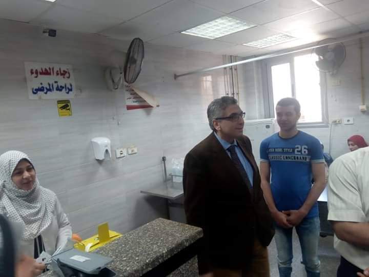 مدير مستشفى بنها الجامعى يأمر بإزالة أثار تكسير غرف الإستقبال ومتابعة العمل