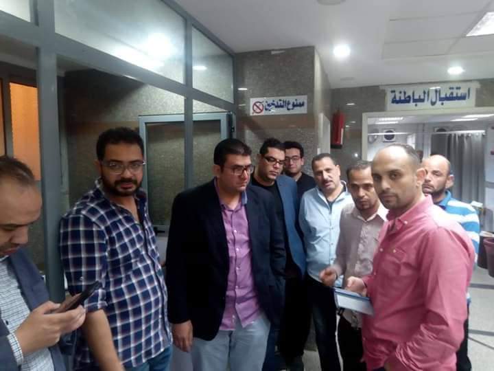 مدير مستشفى بنها الجامعى يأمر بإزالة أثار تكسير غرف الإستقبال ومتابعة العمل