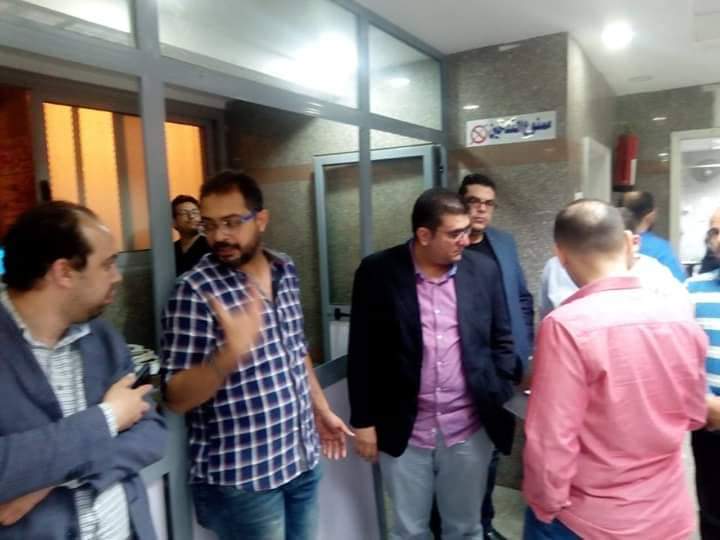 مدير مستشفى بنها الجامعى يأمر بإزالة أثار تكسير غرف الإستقبال ومتابعة العمل