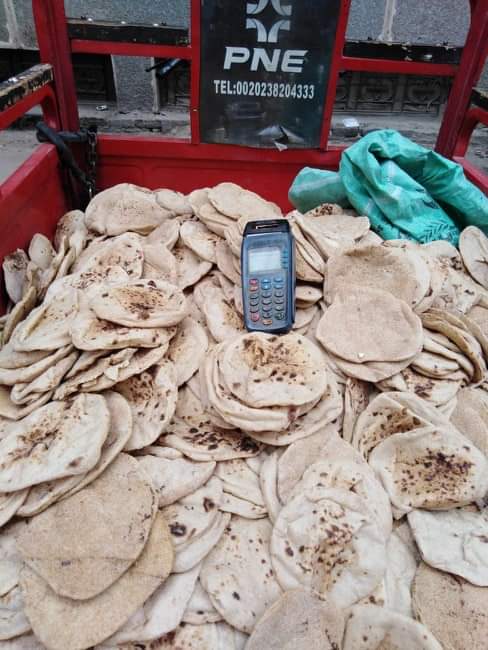 ضبط 3 تروسيكلات بالأربعين بأسيوط محملة بكميات من الخبز المدعم وبحوزتهم ماكينات صرف خبز