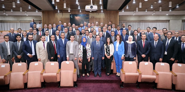 الملا يجتمع بشباب برنامج بناء القدرات للعاملين في قطاع البترول الملا يجتمع بشباب برنامج بناء القدرات للعاملين في قطاع البترول