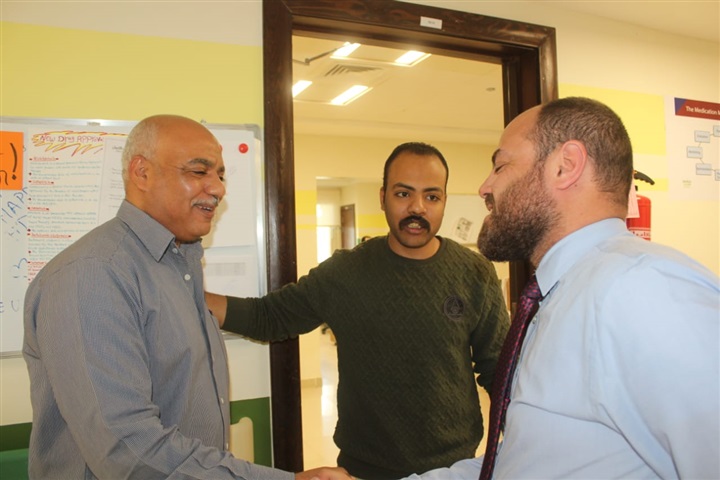 المدير المالي لمصنع ألومنيوم نجع حمادي يزور مستشفي شفاء الأورمان بالأقصر 