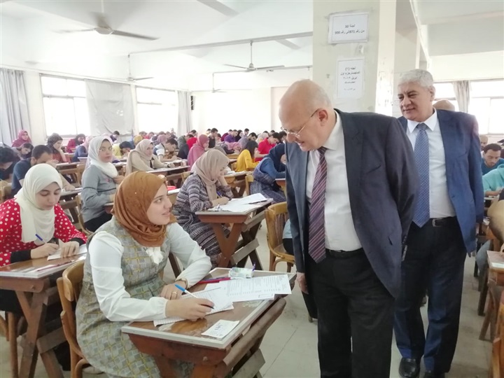 رئيس جامعة الزقازيق يتفقد سير أعمال الإمتحانات بكلية الطب البشري